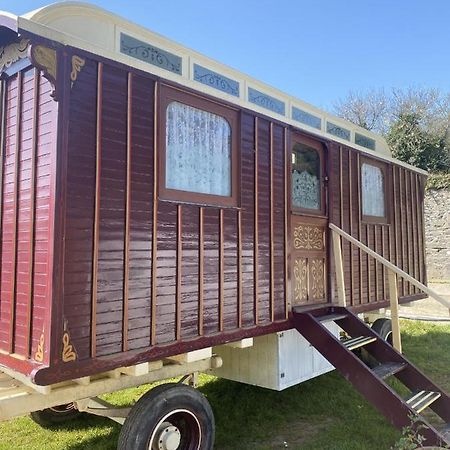 Vintage Showman'S Wagon For Two Close To Beach Plymouth Esterno foto