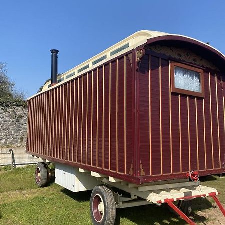 Vintage Showman'S Wagon For Two Close To Beach Plymouth Esterno foto