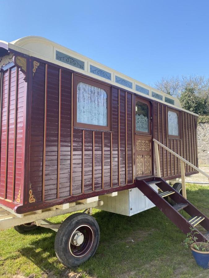 Vintage Showman'S Wagon For Two Close To Beach Plymouth Esterno foto