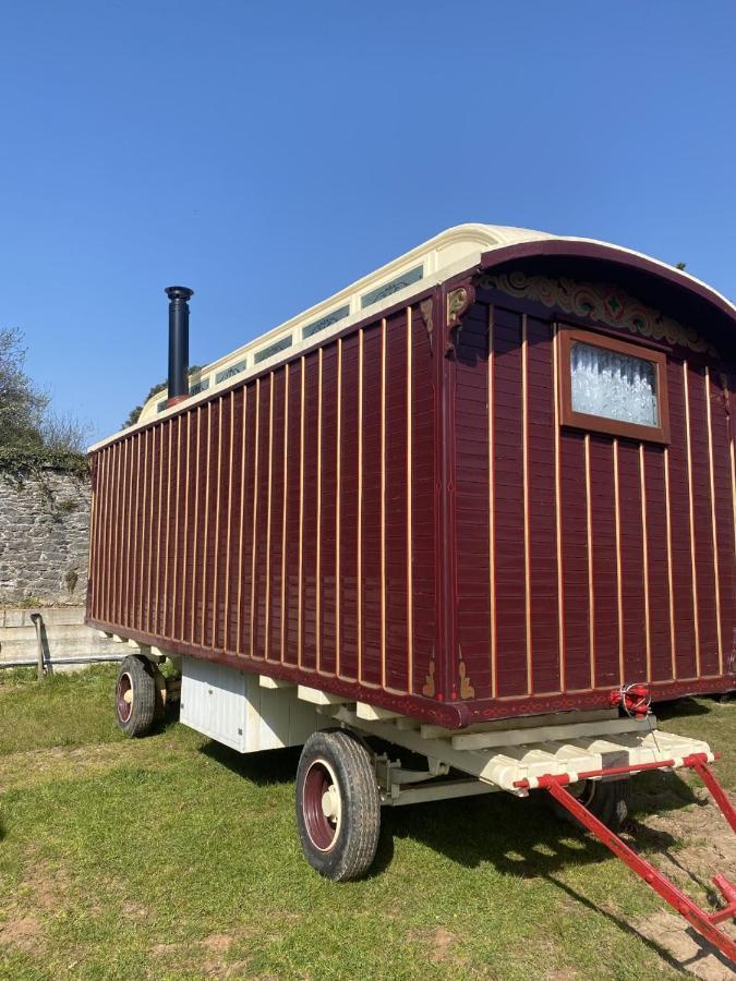 Vintage Showman'S Wagon For Two Close To Beach Plymouth Esterno foto