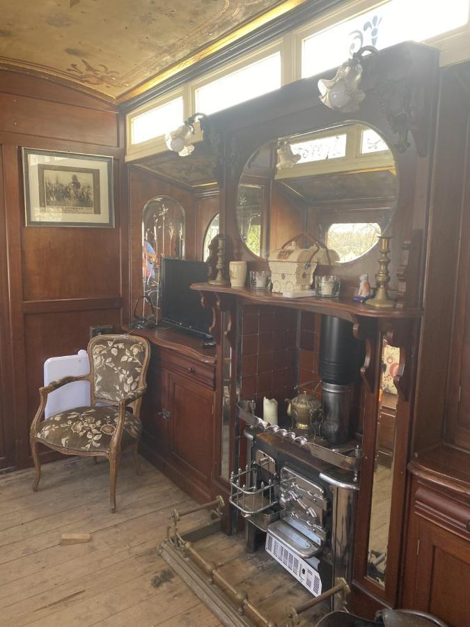 Vintage Showman'S Wagon For Two Close To Beach Plymouth Esterno foto