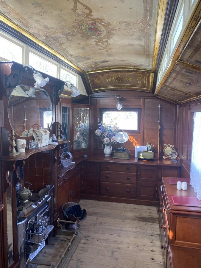 Vintage Showman'S Wagon For Two Close To Beach Plymouth Esterno foto